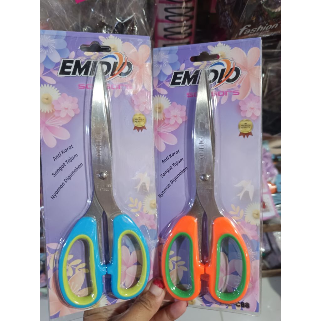 

Gunting Besar Tajam 18 cm