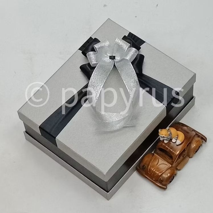 

PAPYRUS Sandwich 20x25 Tinggi 10cm Kotak Kado Gift Box Hardbox Hampers Hadiah V3