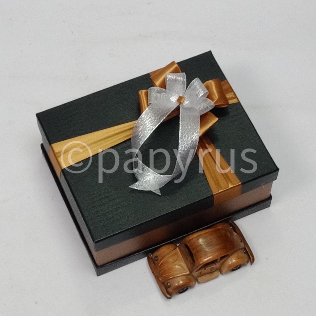 

PAPYRUS Sandwich 20x25 Tinggi 20cm Kotak Kado Gift Box Hardbox Hampers Hadiah V2