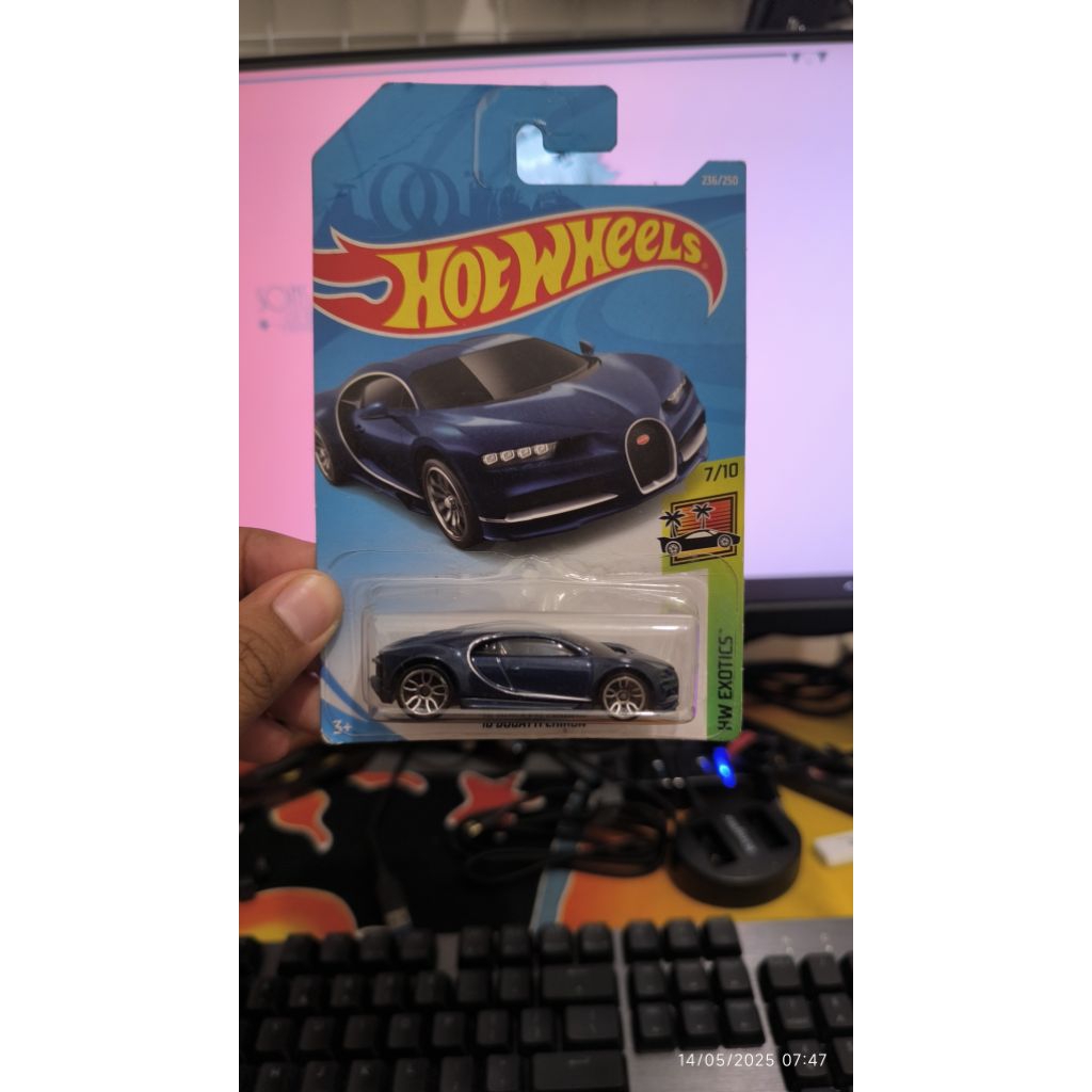 Hot Wheels Bugatti Chiron biru