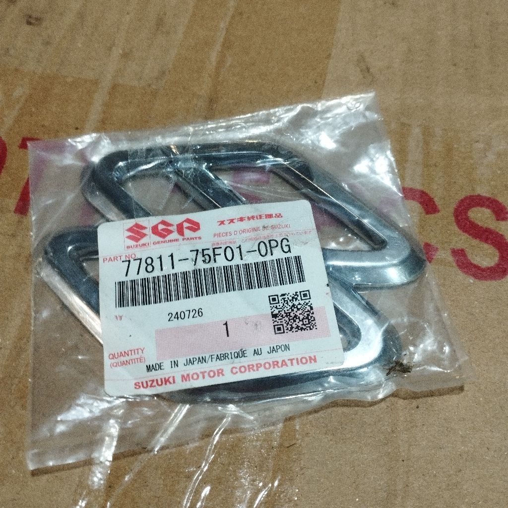 EMBLEM S BEMPER DEPAN MOBIL SUZUKI KARIMUN KOTAK, ORIGINAL SGP.