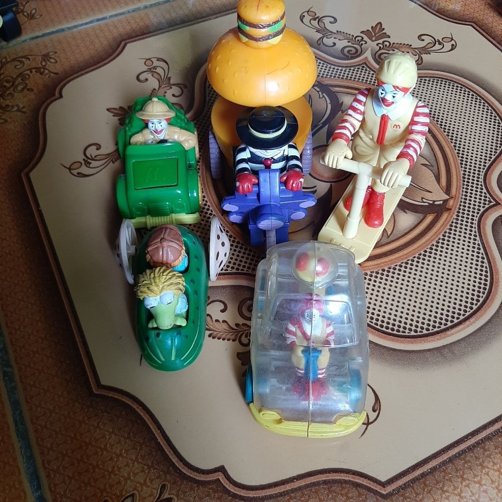 figure vintage maskot mcd ronald mobil singa , ronald naik sepeda, elmo dll