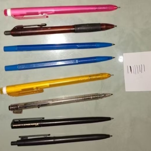 

Pulpen/bolpen dpt 8 (6 hitam & 2 biru)