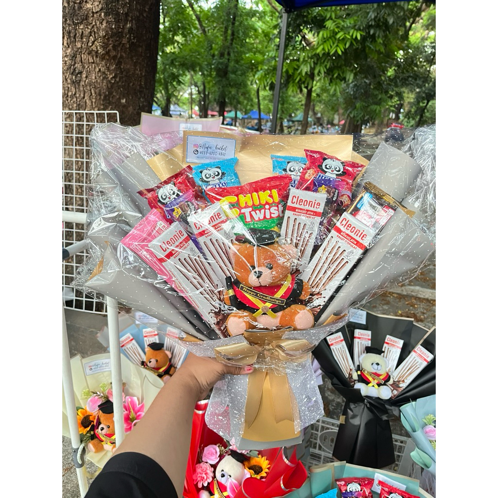 

BUCKET BONEKA WISUDA mix SNACK