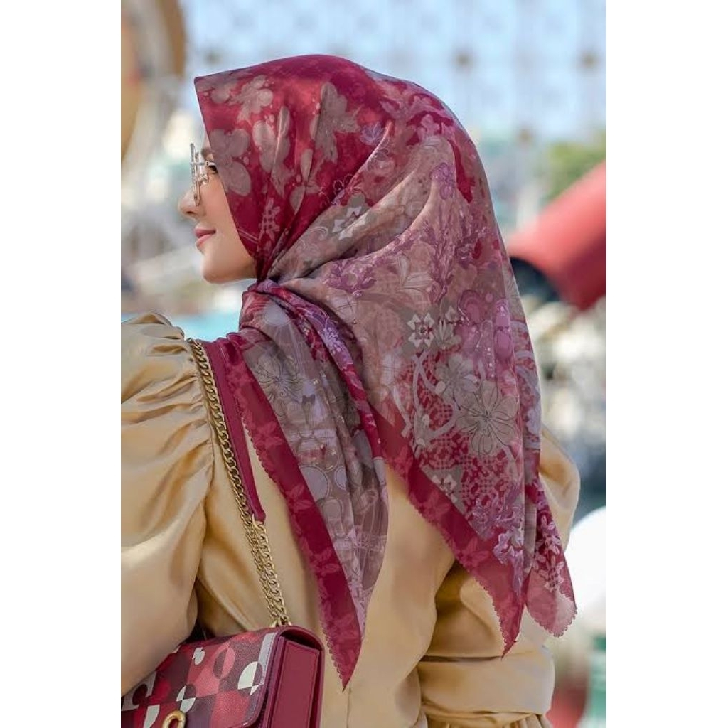 the dream park scarlet preloved Buttonscarves, parfum venice BS