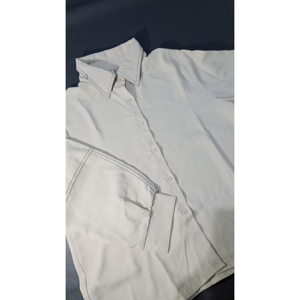 PRELOVED KEMEJA KATUN WANITA CREAM LENGAN BALON COD