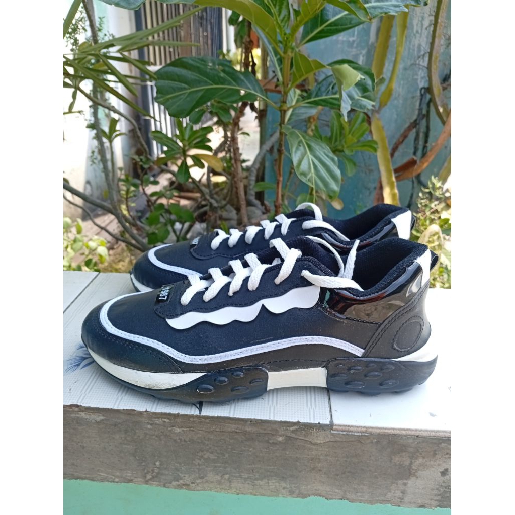 Sepatu sneakers/sneakers pria/sneakers keren/sneakers hitam/sepatu hitam/sepatu pria