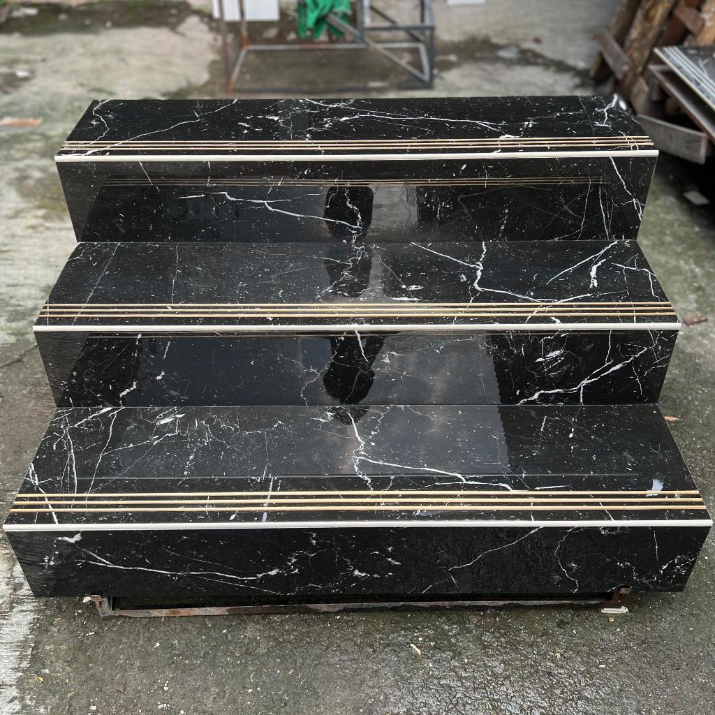 GRANIT TANGGA STEPNOSING HITAM PUTIH