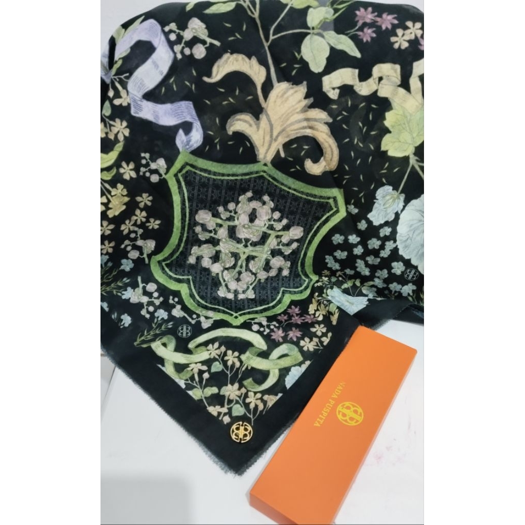 Nada Puspita Orla Balck Scarf Preloved (TAA)