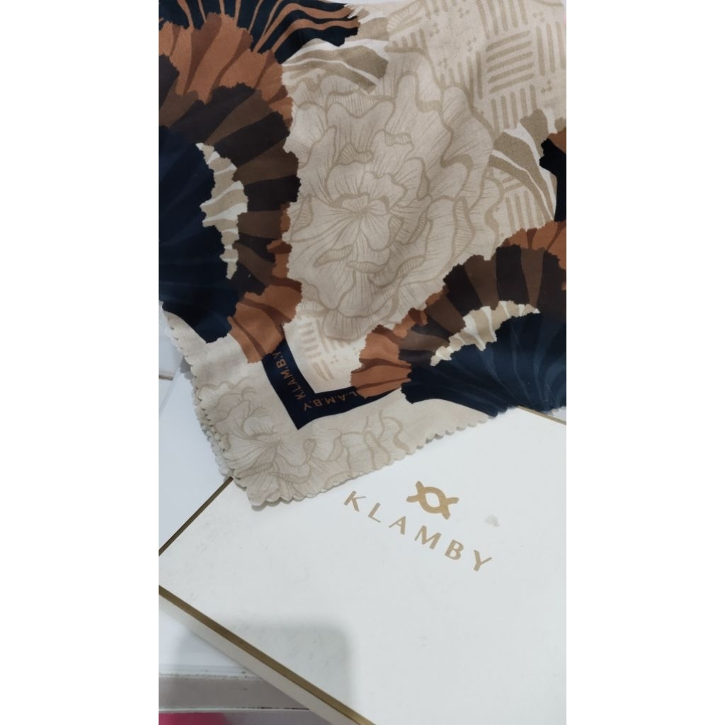 preloved wearing klamby bali scarf