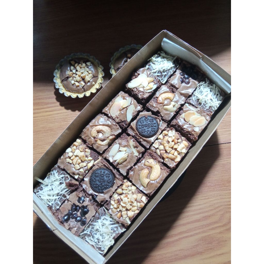 

fudgy brownies ukuran 22×10 isi 18 potong