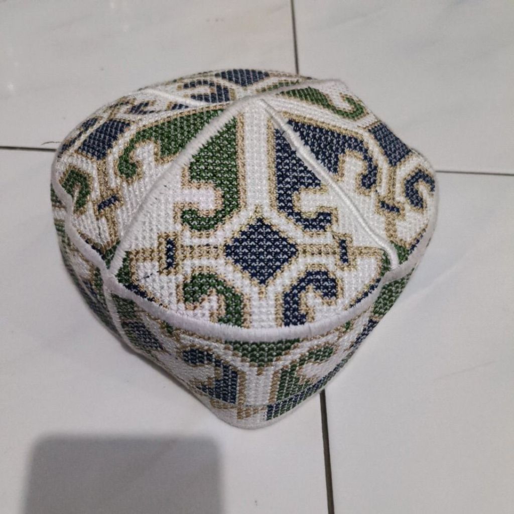 PRELOVED ~ LIKE NEW PECI KOPIAH PAKISTAN Hitam Putih Rajut