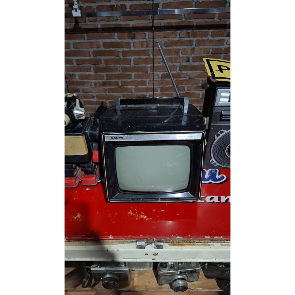 Tv sanyo 10inch 475rb jadul antik vintage display lawas kuno anggap mati butuh baut