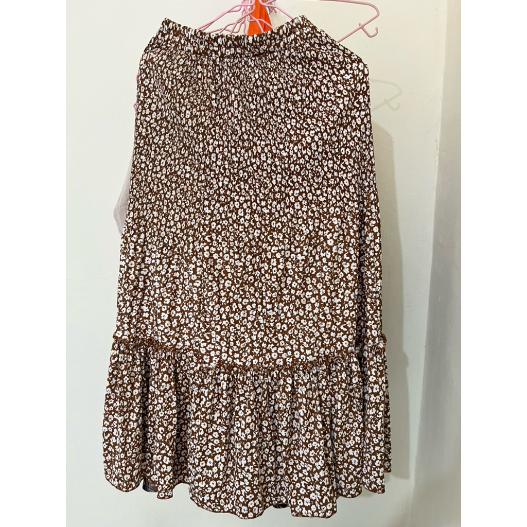 Rok bunga warna coklat