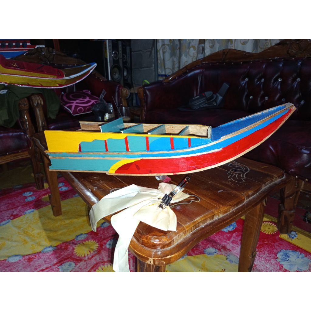 miniatur rc boat. spet boat 40 pk. hanya bodi ya.