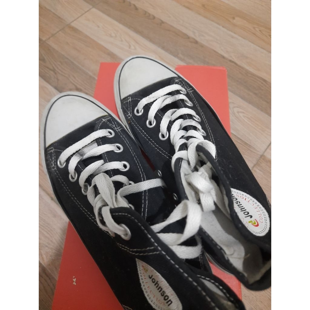 Sepatu  Johnson