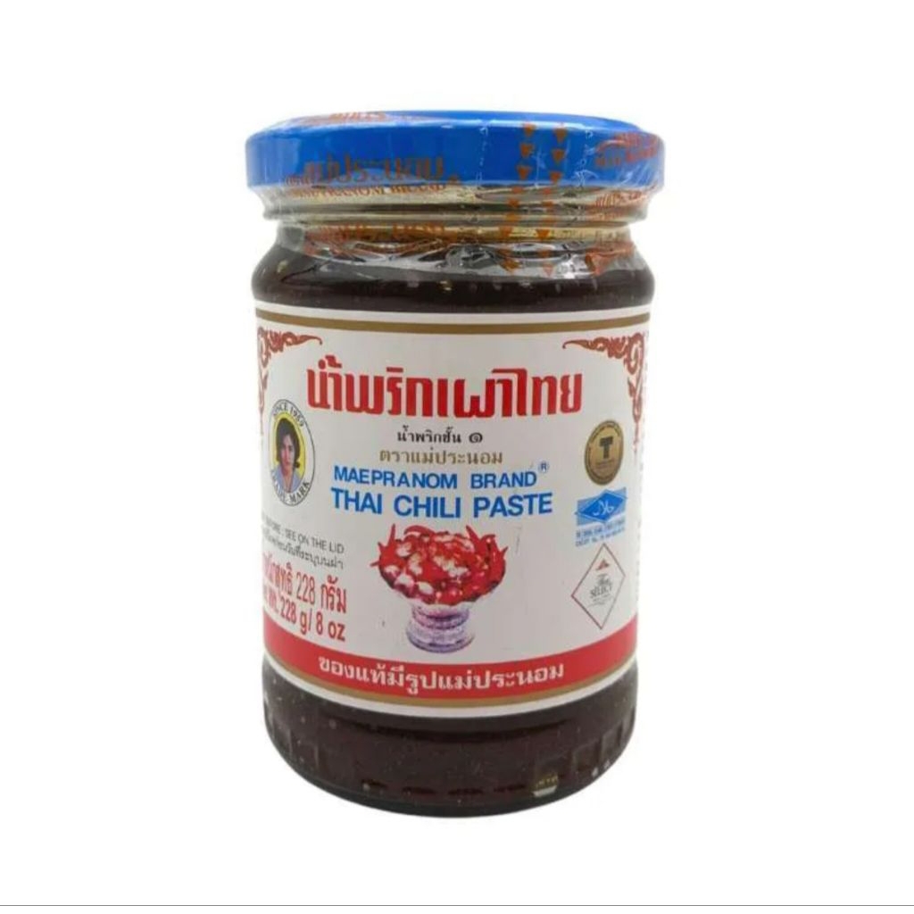 Mae Pranom Thai Chili Paste 228 g adalah pasta cabai khas Thailand (Nam Prik Pao) yang terbuat dari 