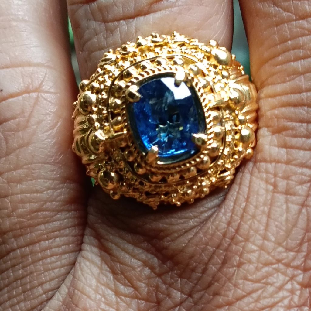 blue sapphire Ceylon srilanka Hq royal blue