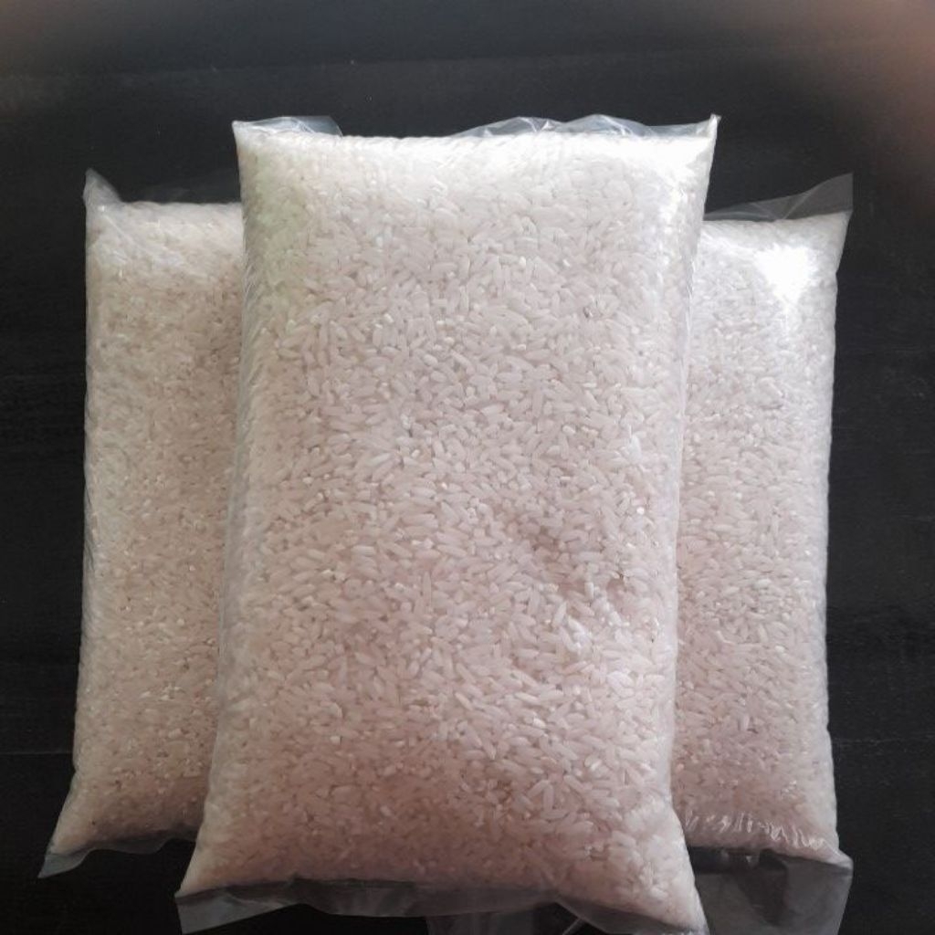 

Beras | Beras lokal kemasan tanpa label pulen dan enak