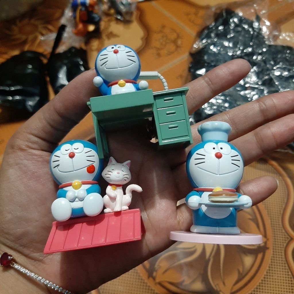 Figur doraemon masuk meja , doraemon dorayaki ,dan doraemon pacaran gashapon fujiko pro
