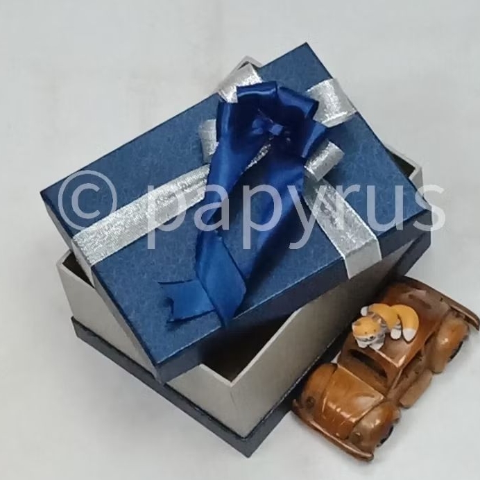 

PAPYRUS Sandwich 15x20 Tinggi 8cm Kotak Kado Gift Box Hardbox Hampers Hadiah V3