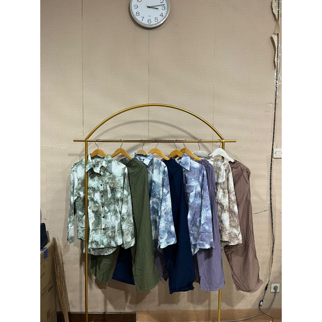 Loungewear Abstrak Wanita – Set Kemeja Motif Artistik dan Celana Polos Adem