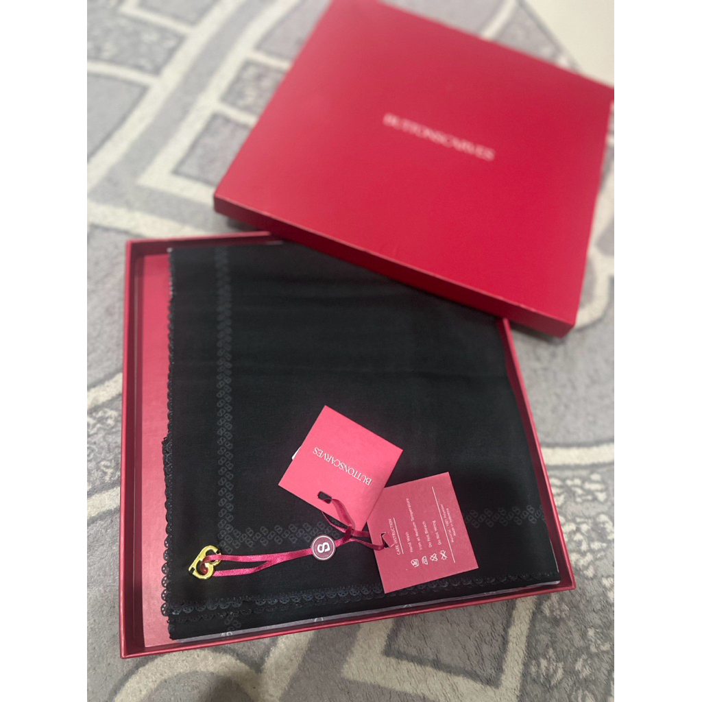 Buttonscarves  Today Black hitam bukan tapis mono slip on