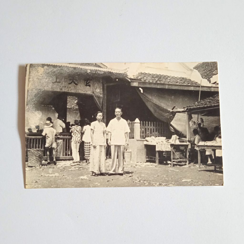 Antik Vintage Foto Hitam Putih Peranakan Tionghoa Berfoto Didepan Klenteng Ukuran Post Card Utuh Lay