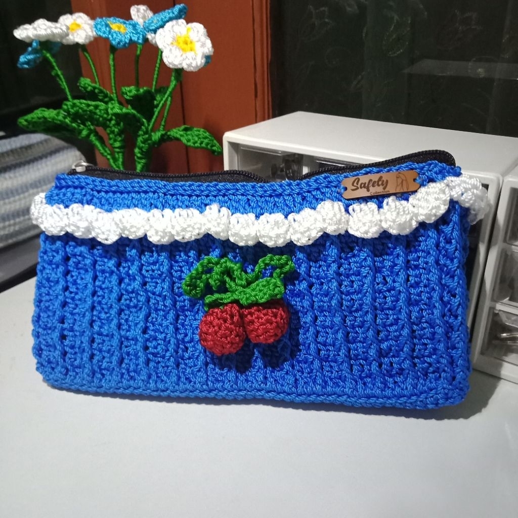 

tempat pensil rajut/crochet pencil case/dompet rajut