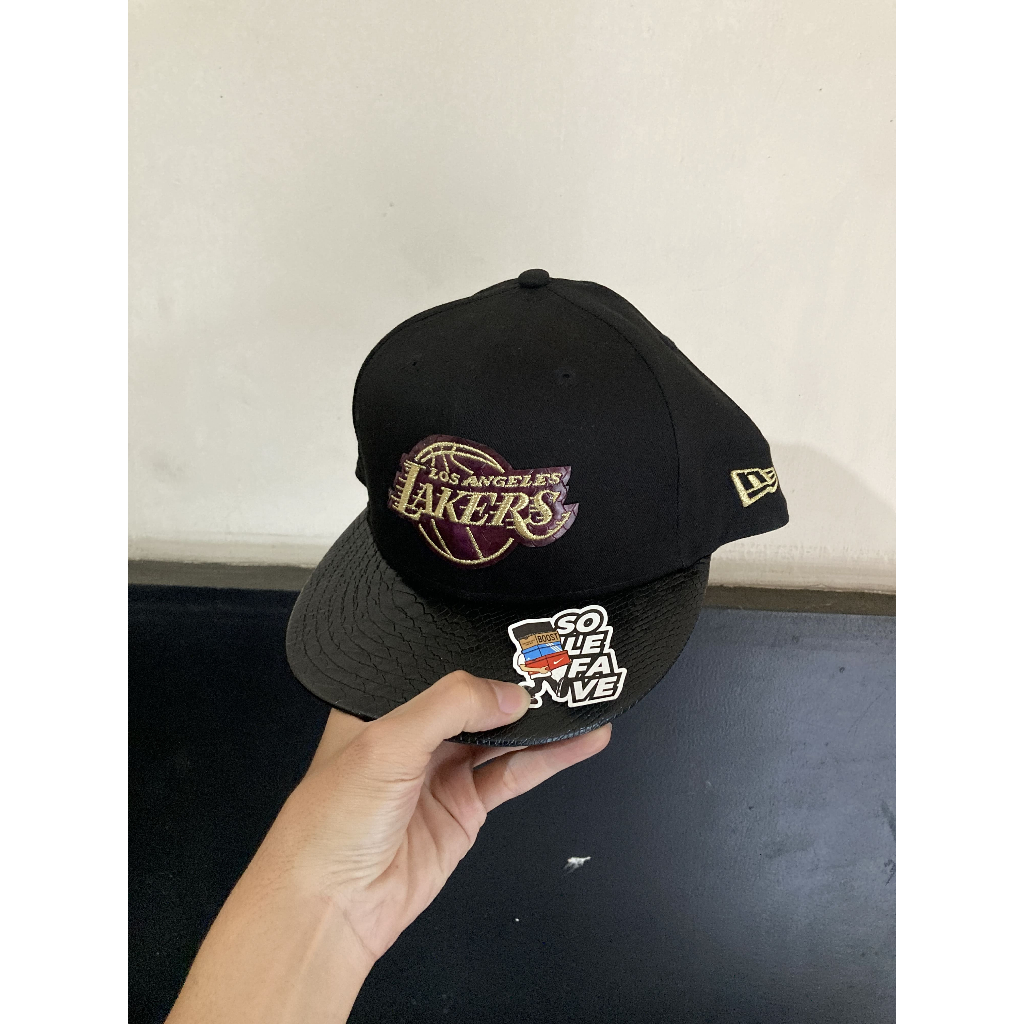 TOPI NE 950 x NBA LAKERS YEARS OF SNAKE SNAPBACK BLACK ORIGINAL NO BOX