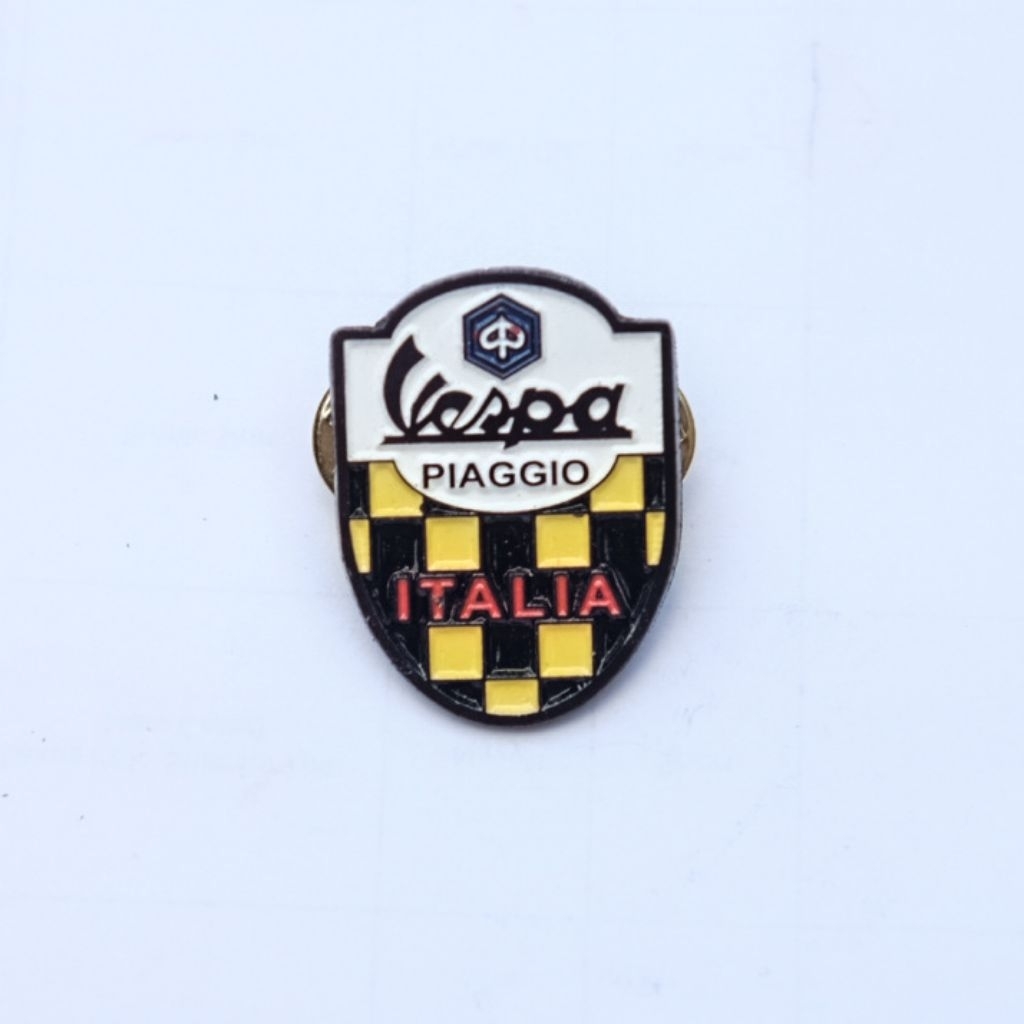 Enamel Pin Vespa Piaggio Italia
