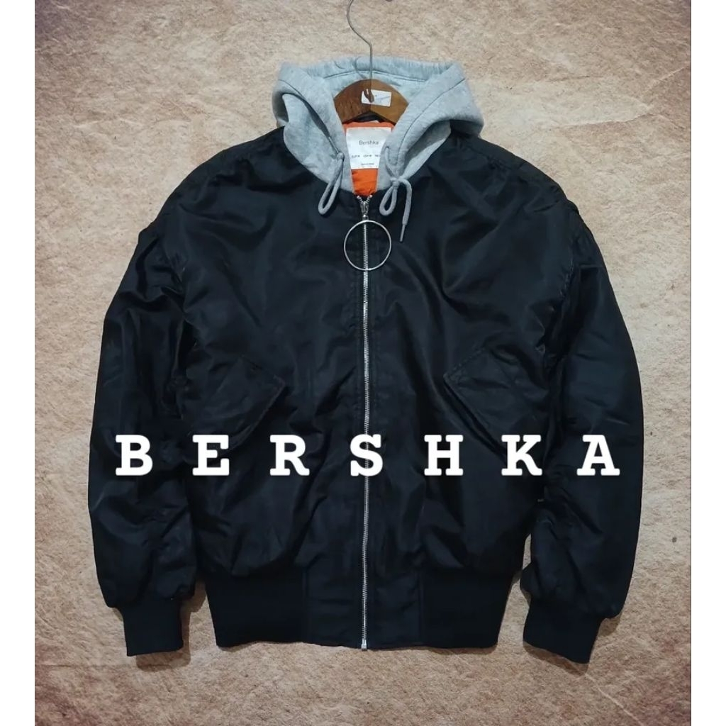 Jaket bomber berhoodie BERSHKA second/bekas/preloved