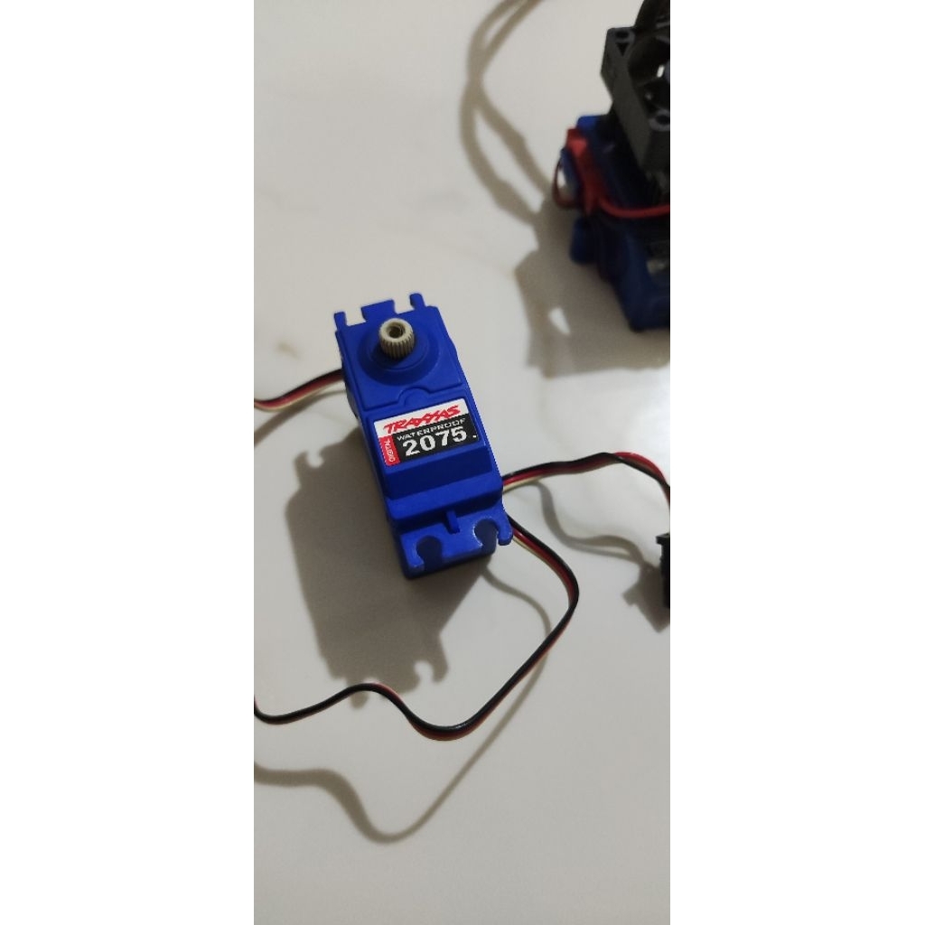 servo traxxas 2075 slash 4×4