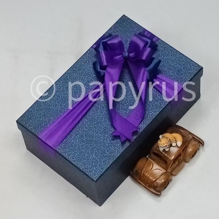 

Papyrus 17,5x27,5 Tinggi 10cm Kotak Kado Gift Box Hardbox Hampers Hadiah V2