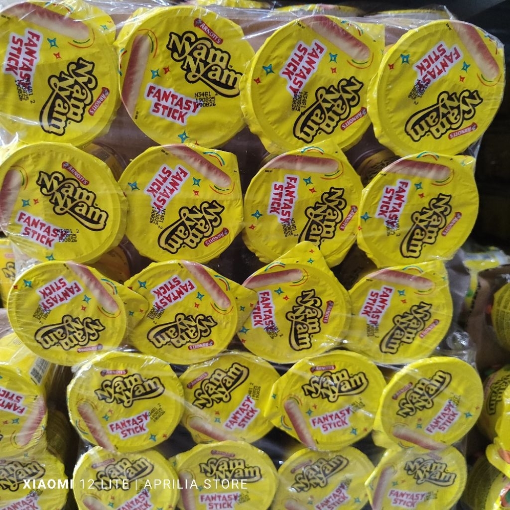 

Nyam Nyam Fantasi Stik isi 12 cup