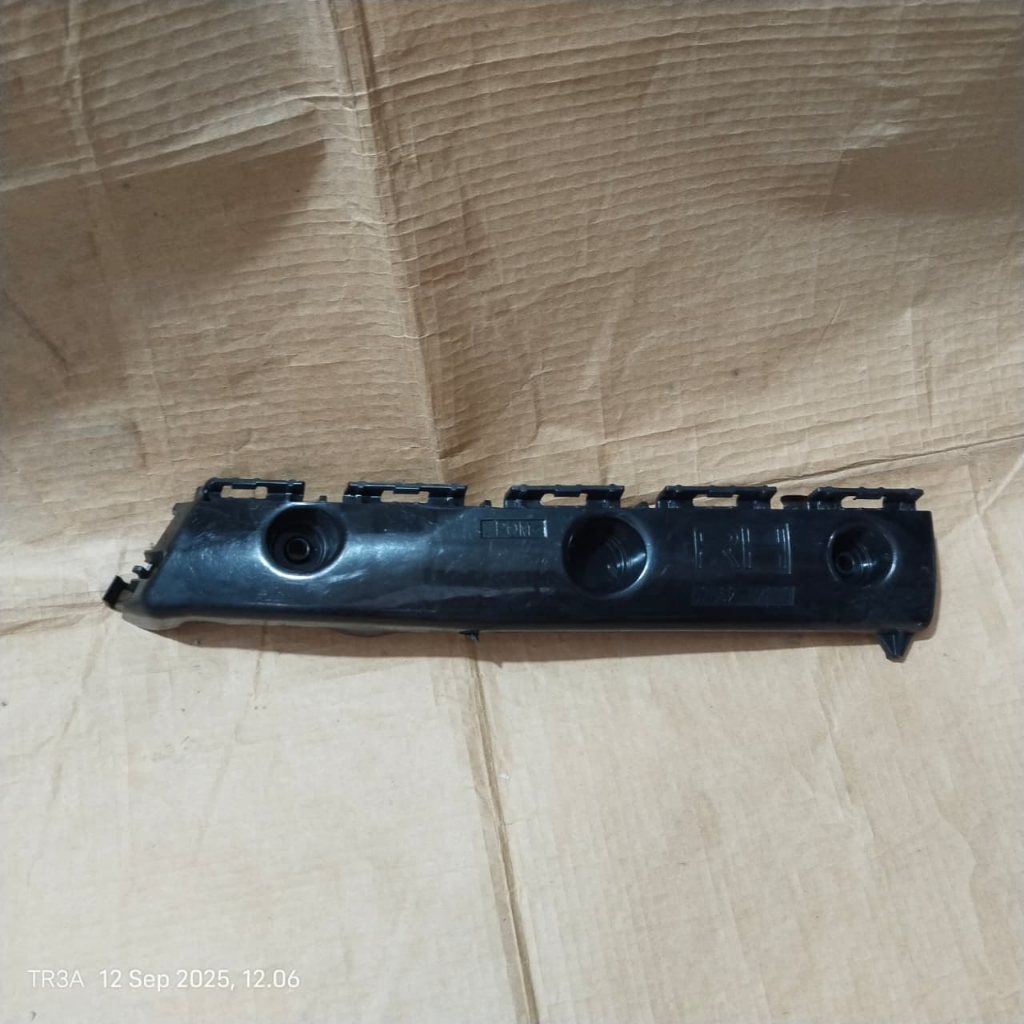 Breket Bemper Belakang Avanza Xenia 2022 Original KANAN 52562-BZ050 .