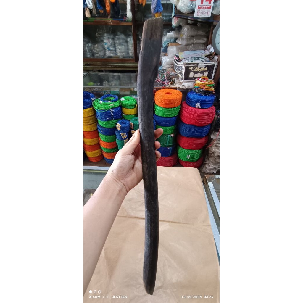 Tangkai/Gagang Kapak Kayu Besi/Bulian Hitam Lama. Panjang 60 cm.