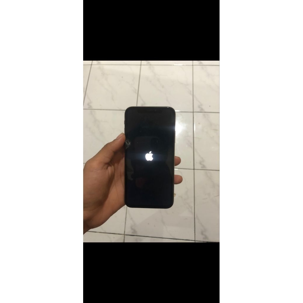 iphone xs stuck logo