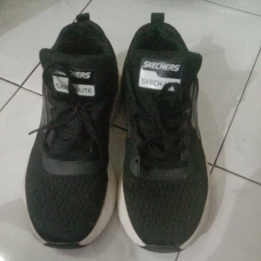 Sepatu Skecher Wanita Hitam