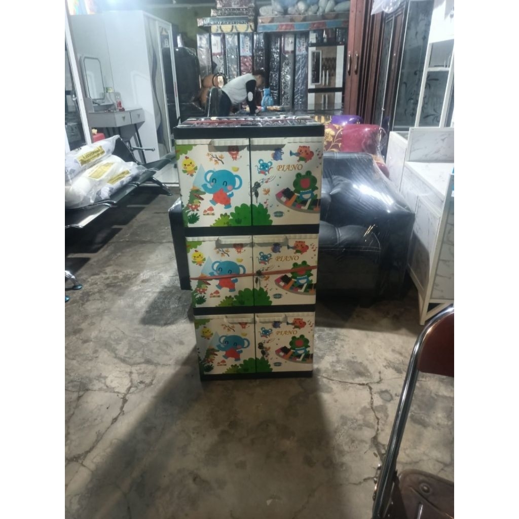 lemari pelastik rak 3, karakter