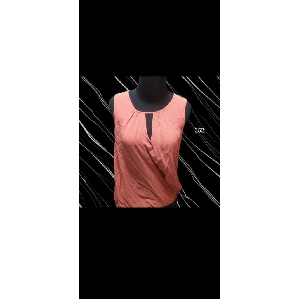 Blouse Wanita Tanpa Lengan Warna Peach – Atasan Casual Elegan Kekinian