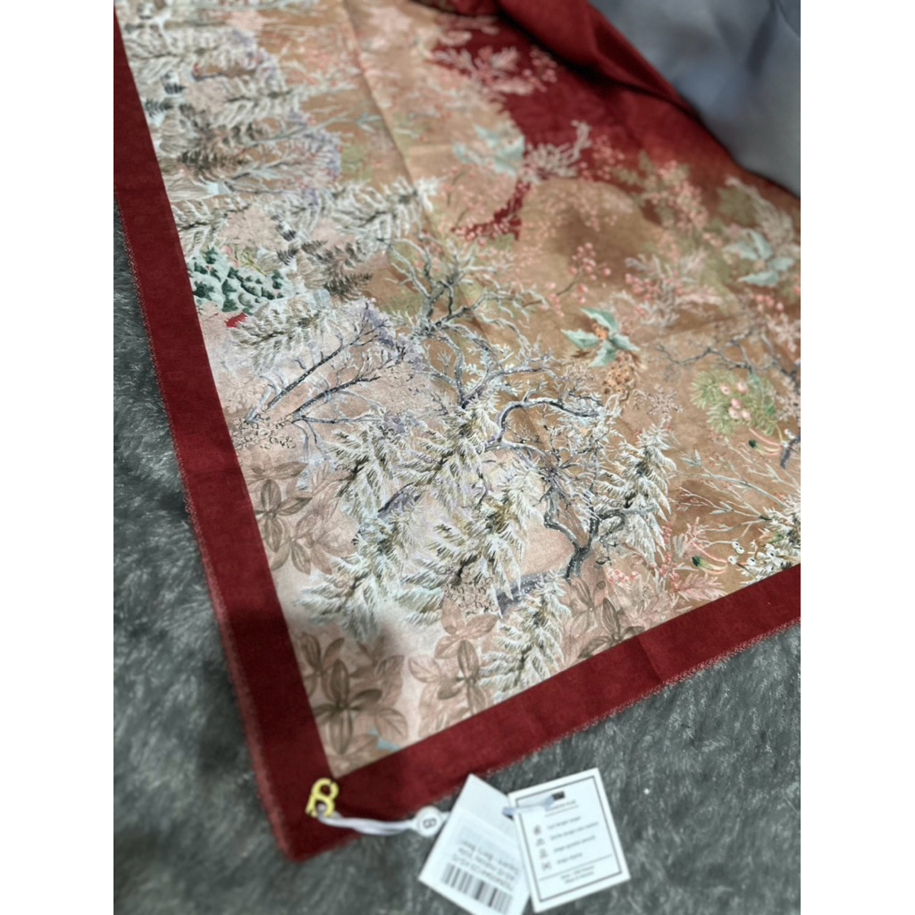 New as is Buttonscarves Holiday Series in Berry Bean. Voal Reguler Square New With Tag no box