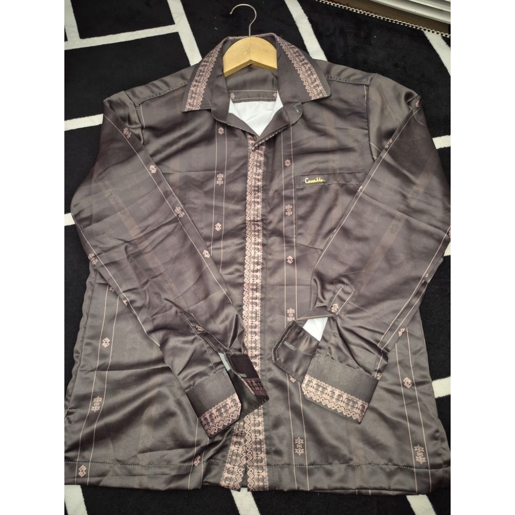 Lelangan koko Bapak Coverme alhambra Truffle (s) rijek kancing