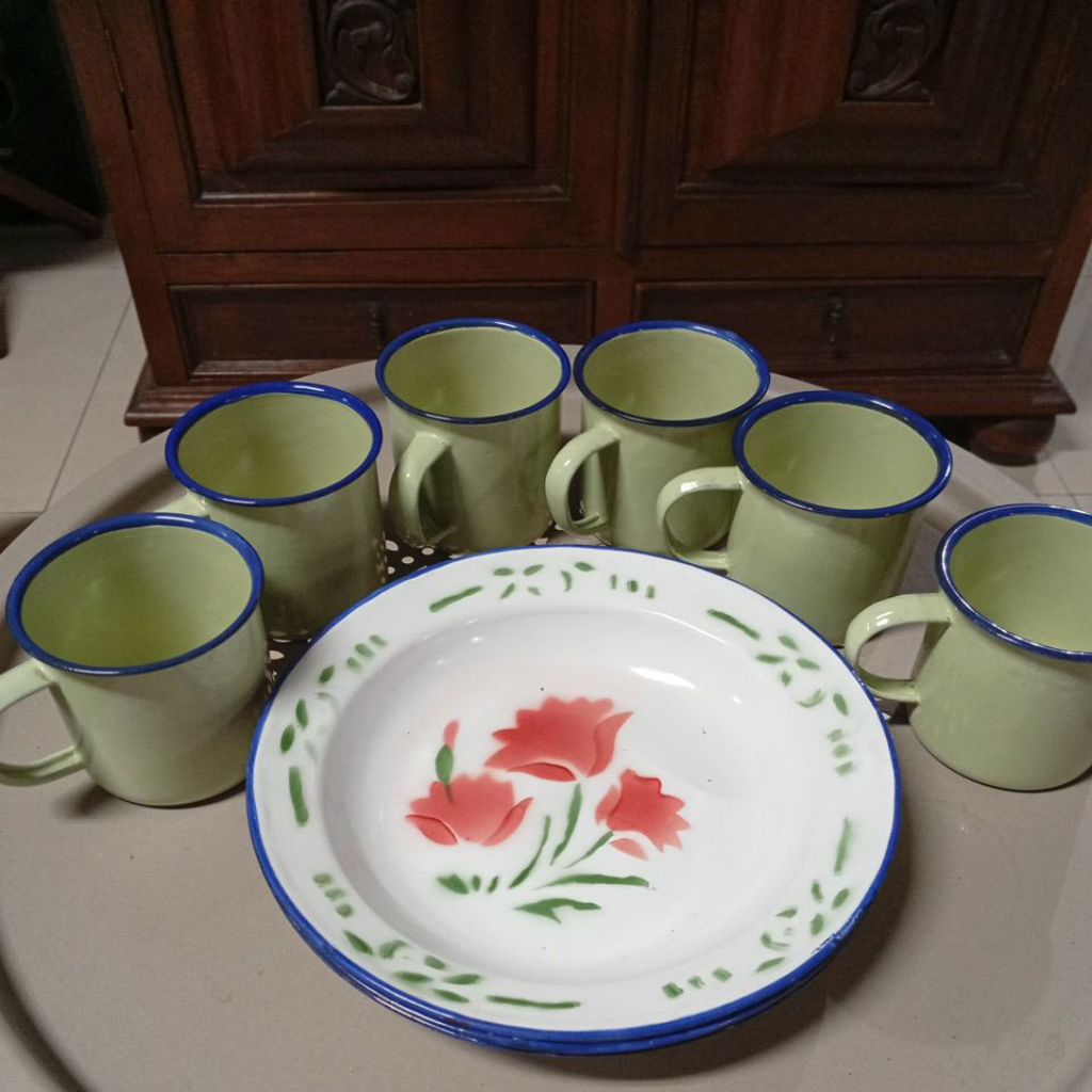 Set Piring dan Gelas Enamel