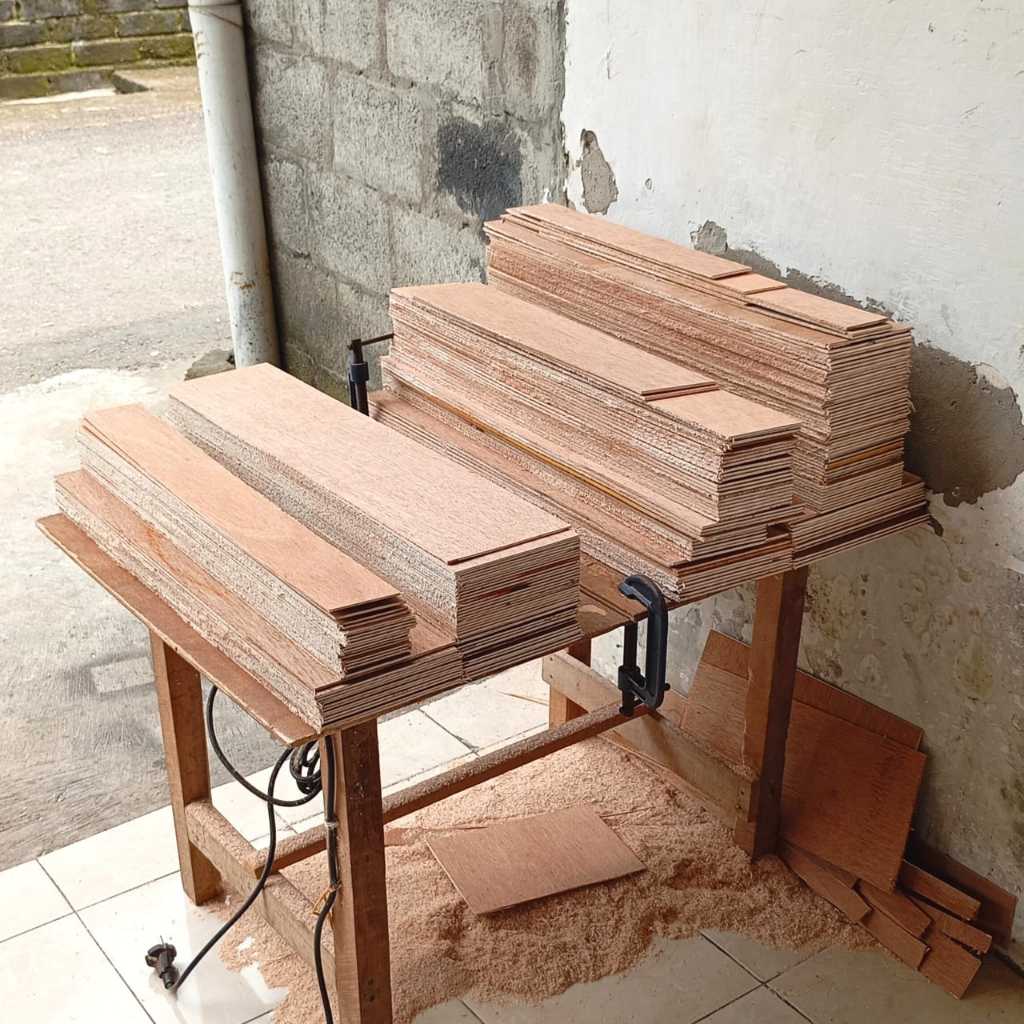 Triplek Potongan 4 Mm Semi Meranti