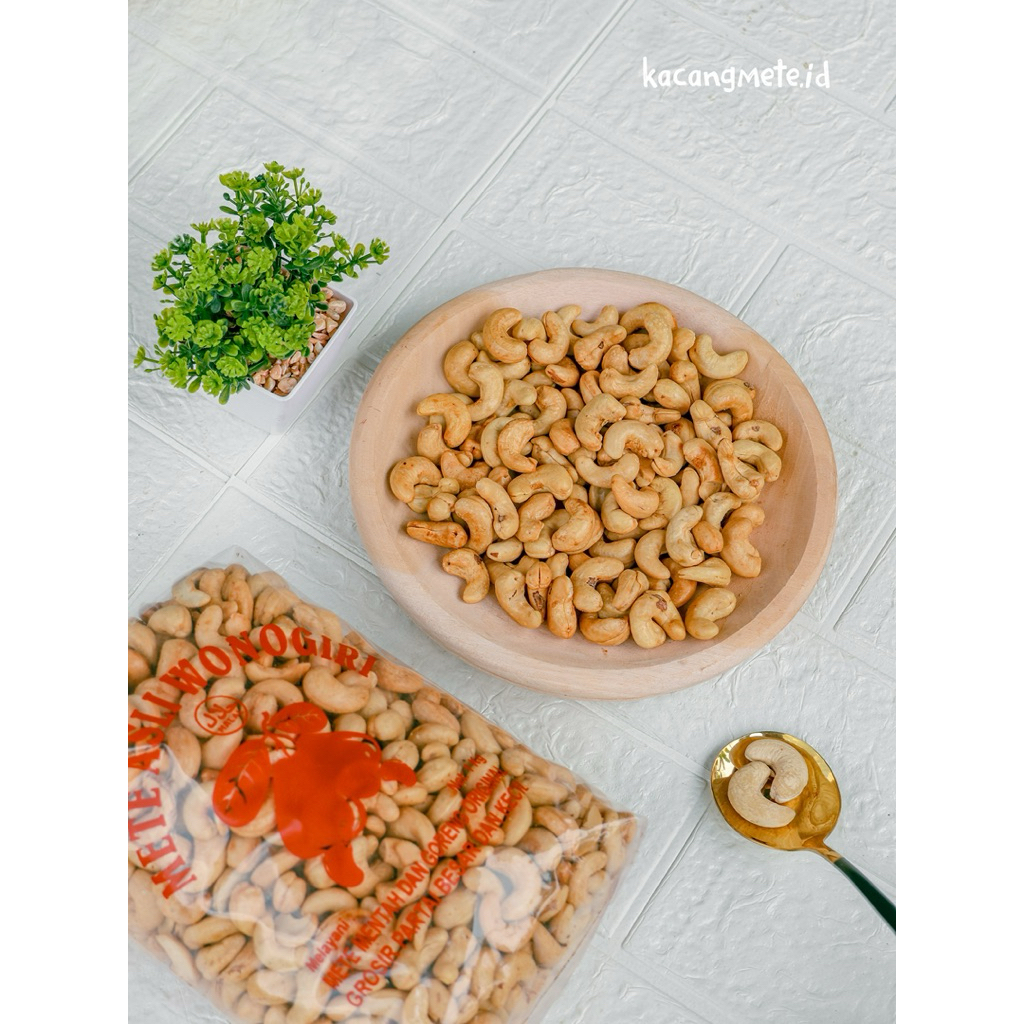 

Kacang Mete Pangang Premium 1KG