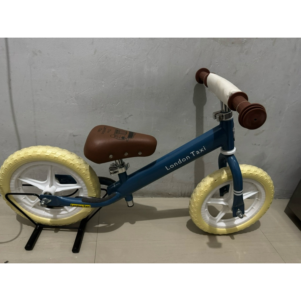 London Taxi Balance Bike 12 Inch