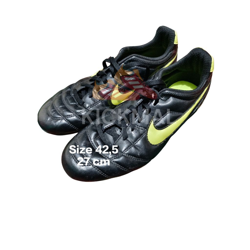 Sepatu bola second