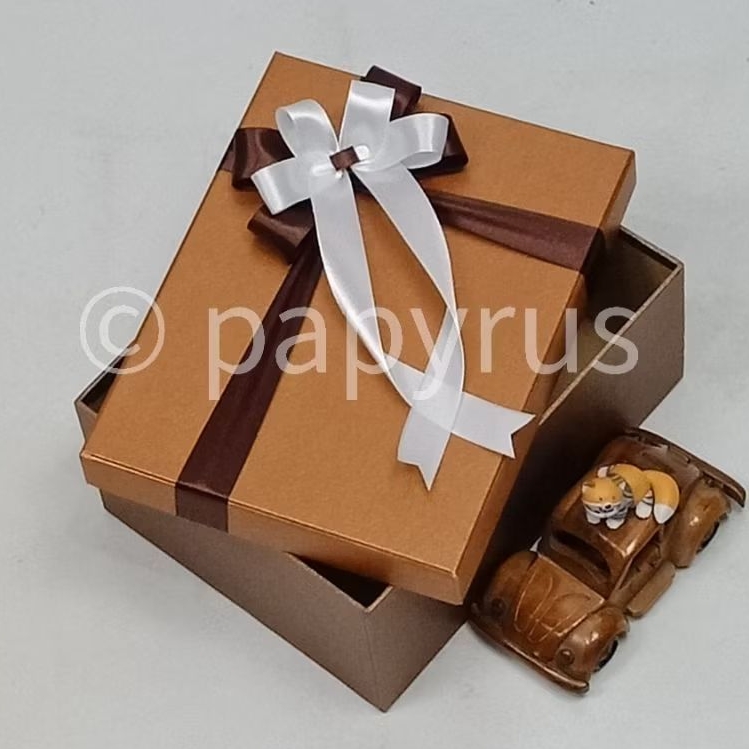 

PAPYRUS Kombinasi 17,5x22,5 Tinggi 8cm Kotak Kado Gift Box Hardbox Hampers V2