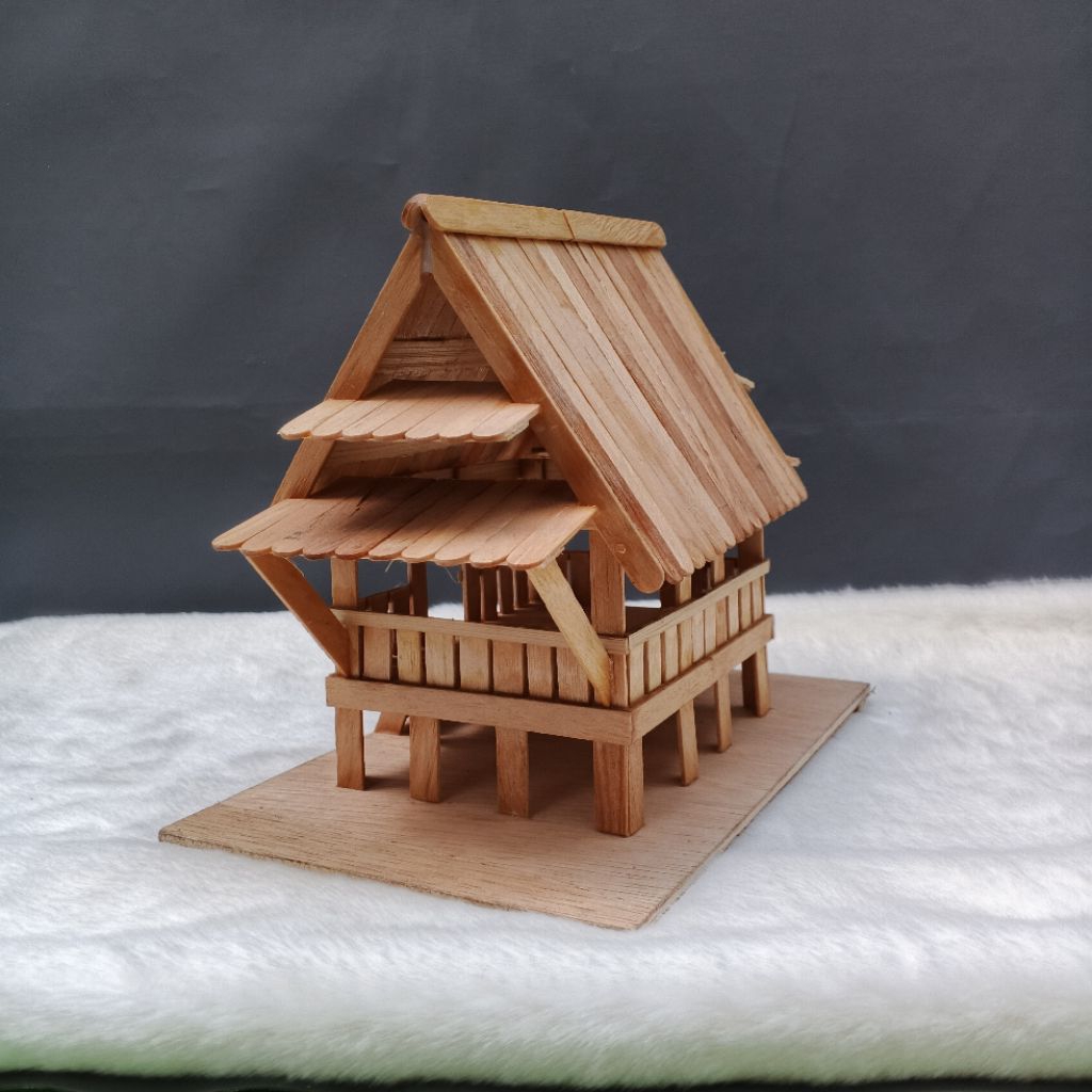 Miniatur Rumah Adat Baileo Khas Provinsi Maluku Utara